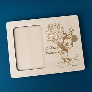 Marco Mickey Mouse con torta de cumpleaños
